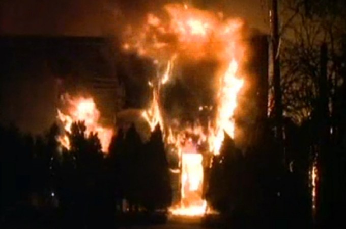 El incendio, ocurrido en horas de la madrugada, alcanzó las cuatro alarmas.
