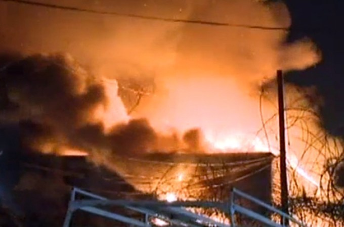 Las barras impidieron el acceso inmediato de los bomberos, según McNamara.