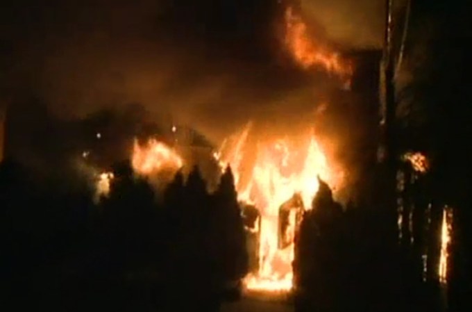 Fuego voraz en Elizabeth, Nueva Jersey, cobra la vida de una mujer y deja a otra en grave estado.