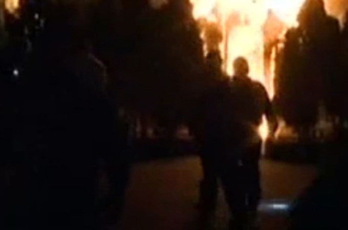 Las llamas se difundieron por todo el primer piso, bloqueándoles el camino a las mujeres atrapadas. La causa del incendio aún está bajo investigación.
