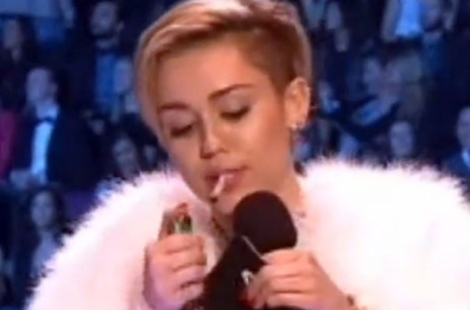 Tras llevarse el principal galardón al final de la ceremonia, Miley Cyrus celebró encendiendo un gran tabaco de marihuana del que rápidamente tomó una chupada.