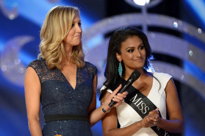 Nina Davuluri responde la pregunta del jurado.