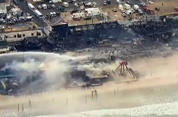 13 DE SEPTIEMBRE, 2013: Un violento fuego desatado el jueves consumió un 80 por ciento del paseo costero de Seaside Heights.