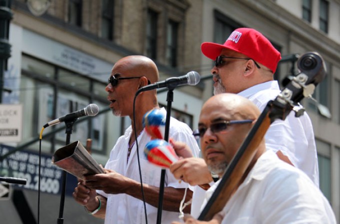 Miles de boricuas acapararon las calles de la Quinta Avenida de Nueva York, donde celebraron unidos y por todo lo alto el orgullo puertorriqueño.