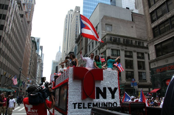 Miles de boricuas acapararon las calles de la Quinta Avenida de Nueva York, donde celebraron unidos y por todo lo alto el orgullo puertorriqueño.