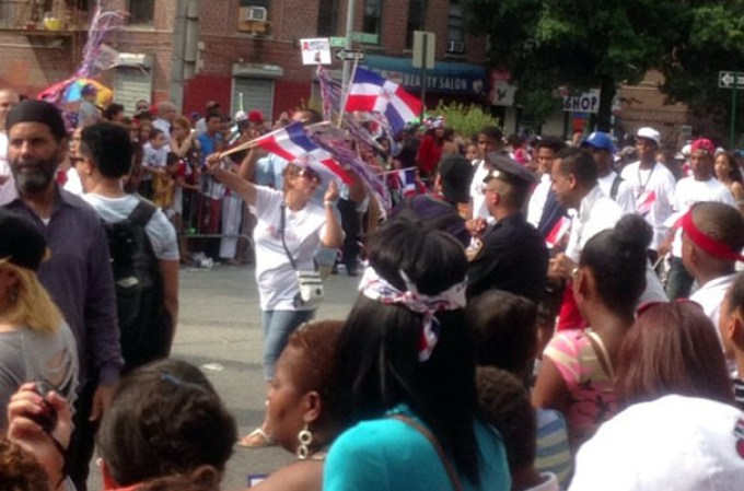 Miles de dominicanos se congregaron para celebrar por todo lo alto el Desfile Dominicano de El Bronx 2013 en la ciudad de Nueva York.