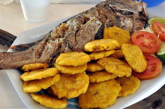 Una de las playas más visitadas e icónicas de Republica Dominicana es la de Boca Chica, la cual cuenta con una inigualable receta para preparar el pescado frito o al vapor.