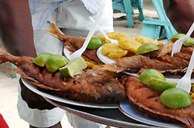Una de las playas más visitadas e icónicas de Republica Dominicana es la de Boca Chica, la cual cuenta con una inigualable receta para preparar el pescado frito o al vapor.