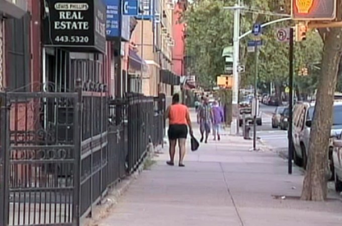 Las autoridades presumen que Barnes fue perseguido por su atacante, luego de que saliera de la casa de un amigo en Fort Green.