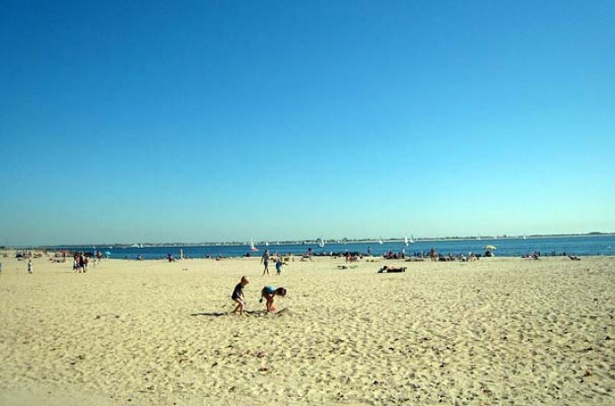 Manhattan Beach: Está localizada en una zona residencial de Brooklyn.