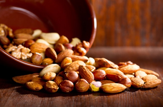 Nueces.<br />Las nueces son saludables, contienen antioxidantes, grasas naturales y son una buena fuente de proteínas. Sin embargo, no podemos abusar de ellas por su alto contenido en calorías. Todo exceso es vicioso.