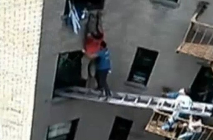 El fuego está siendo investigado.