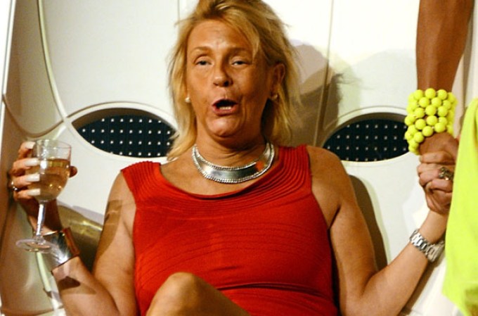 Patricia Krentcil "Tan Mom" o la mamá bronceada, fue echada de un escenario en Nueva York luego de perder el control.