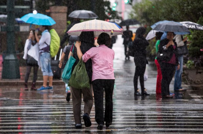 Las fuertes lluvias causan inundaciones y crean caos en las principales vías de transito del área tri-estatal de Nueva York.