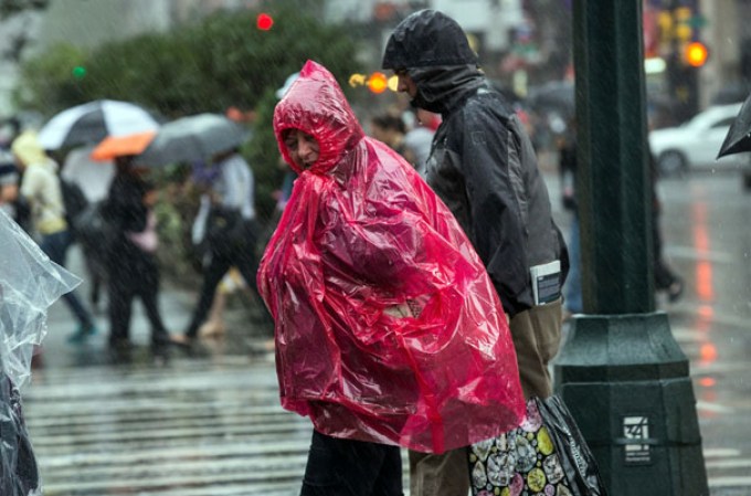 Las fuertes lluvias causan inundaciones y crean caos en las principales vías de transito del área tri-estatal de Nueva York.