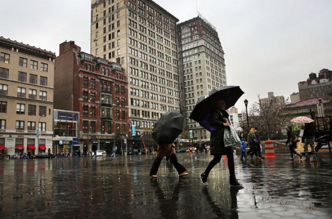 Las fuertes lluvias causan inundaciones y crean caos en las principales vías de transito del área tri-estatal de Nueva York.