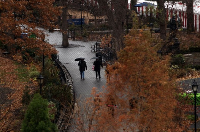 Las fuertes lluvias causan inundaciones y crean caos en las principales vías de transito del área tri-estatal de Nueva York.