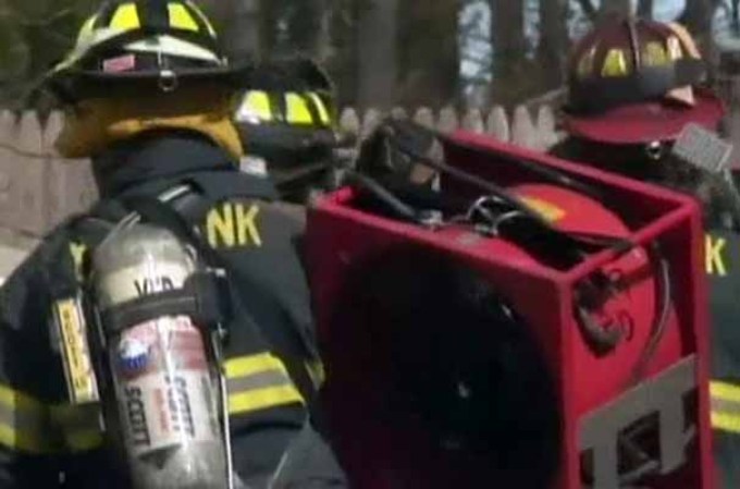 Los bomberos tuvieron que ayudar a ventilar la casa ante el fuerte olor que desplegaba el zoológico privado.