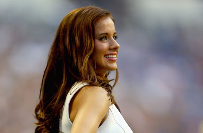 Las porristas de la NFL y del "football" universitario asombran con su belleza y su energía.