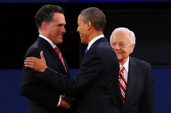 Obama y Romney se saludan al encontrarse en el escenario.