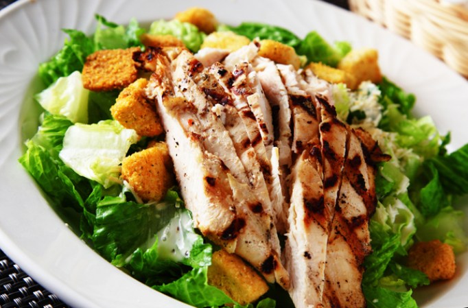 Ensalada César. Este es uno de los platos más engañosos, la grasa en el pollo y la salsa hacen que una pequeña porción pueda contener hasta 400 calorías y 30 gramos de grasa.