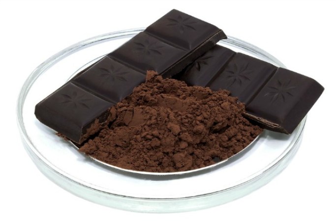 El chocolate libera serotonina y dopamina, hormonas relajantes, que te ayudan a evitar que comas compulsivamente; sin hambre y sólo por ansiedad.