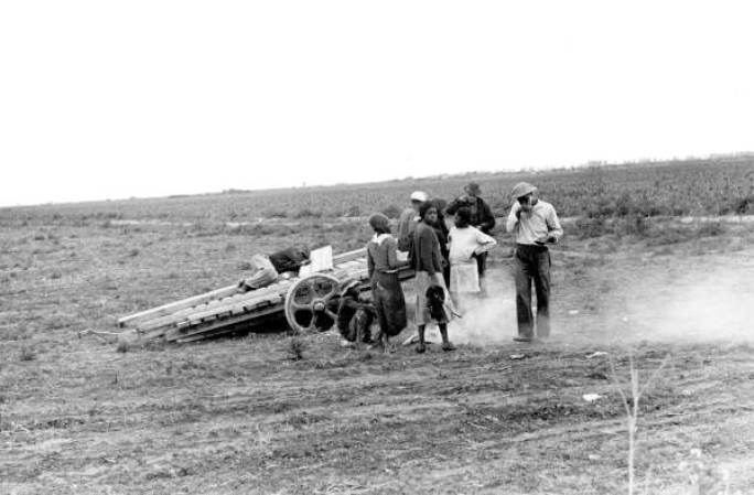 En estos años la inmigración era mayormente dirigida hacia la agricultura. En esta imagen, unos trabajadores del agro esperan su paga en Homestead, Florida, 1939.