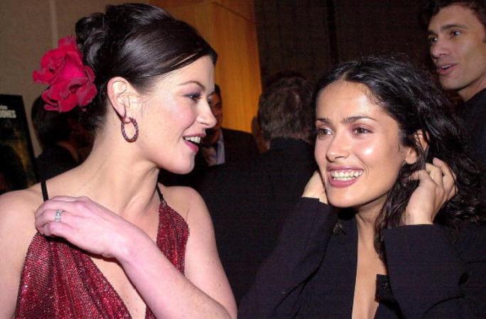 La actrices Catherine Zeta Jones y Salma Hayek comparten en el estreno de su exitosa película "Traffic" en 2000.