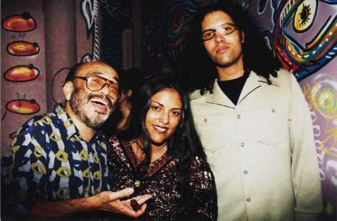 Junto a Eddie Palmieri (izquierda).