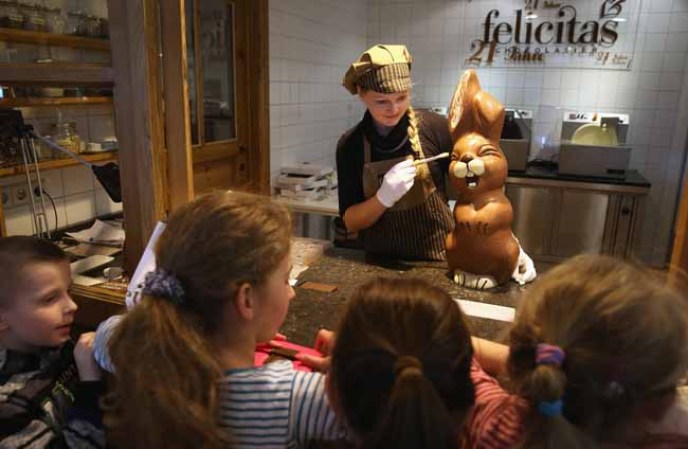 Trabajar haciendo figuritas de chocolate debe ser el empleo más dulce del mundo.