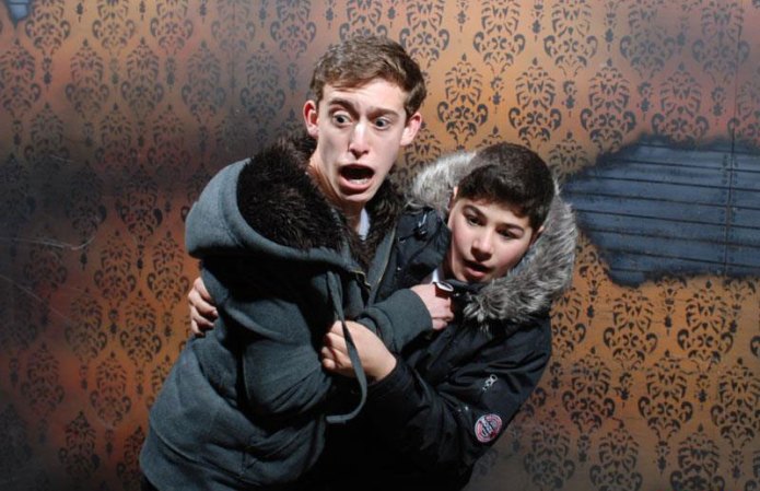 Fotos tomadas a quienes visitan la Casa del Horror Nightmares Fear Factory en Niagara Falls, Canadá, Lo que no se revela es la causa del espanto.