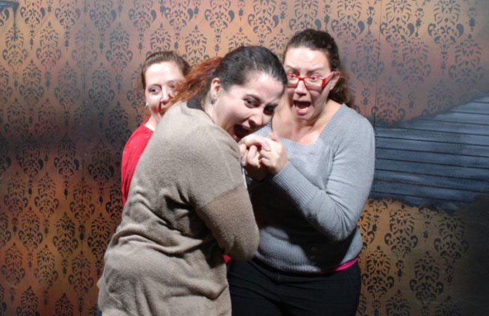 Fotos tomadas a quienes visitan la Casa del Horror Nightmares Fear Factory en Niagara Falls, Canadá, Lo que no se revela es la causa del espanto.
