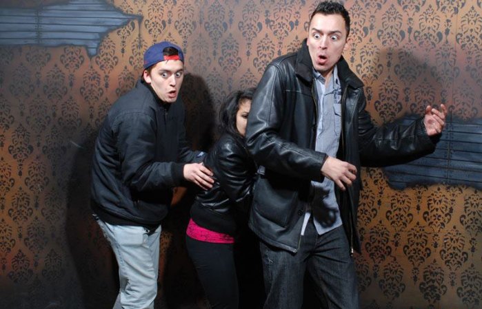 Fotos tomadas a quienes visitan la Casa del Horror Nightmares Fear Factory en Niagara Falls, Canadá, Lo que no se revela es la causa del espanto.