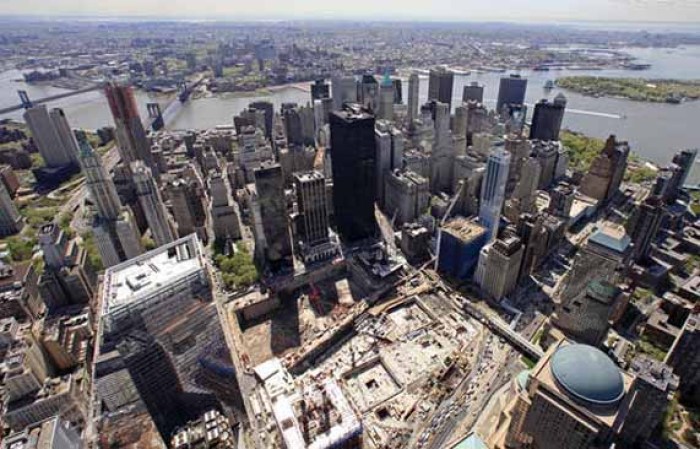 La reconstrucción de la zona cero de Manhattan se retrasó durante años debido a las discrepancias entre la Autoridad Portuaria y el promotor inmobiliario Larry Silverstein.