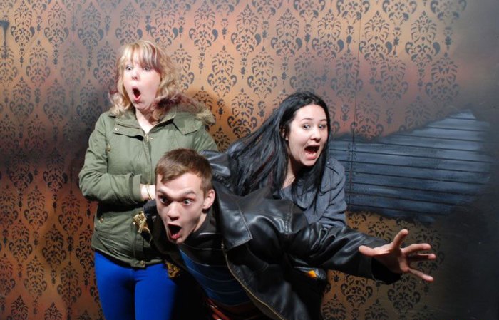 Fotos tomadas a quienes visitan la Casa del Horror Nightmares Fear Factory en Niagara Falls, Canadá, Lo que no se revela es la causa del espanto.
