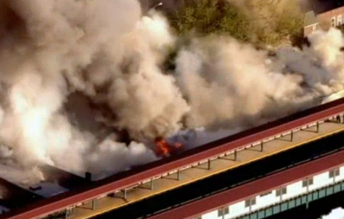 El incendio alcanzó las cinco alarma.