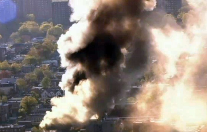 El fuego se desató alrededor de las 6:15 a.m. este jueves en un garaje en White Plains, según las autoridades.