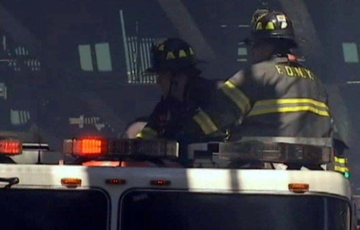 Tras todo un día de trabajo los bomberos de Nueva York lograron apagar el intenso fuego.