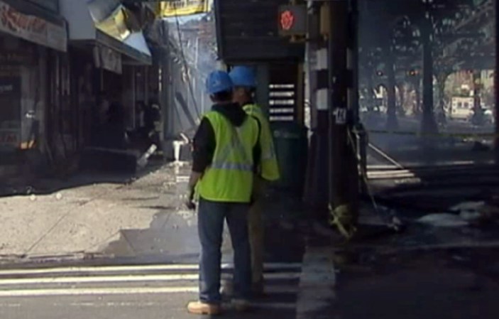 Autoridades logran apagar un fuego infernal en el Bronx que dejó una devastadora perdida a negociantes del área.