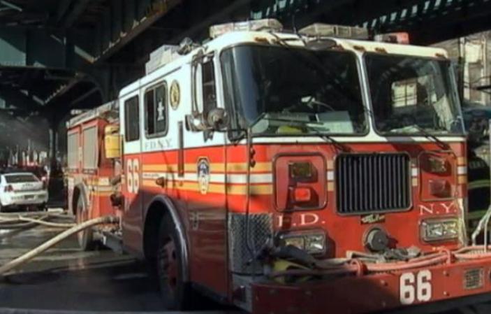Autoridades logran apagar un fuego infernal en el Bronx que dejó una devastadora perdida a negociantes del área.