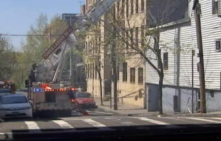 Autoridades logran apagar un fuego infernal en el Bronx que dejó una devastadora perdida a negociantes del área.