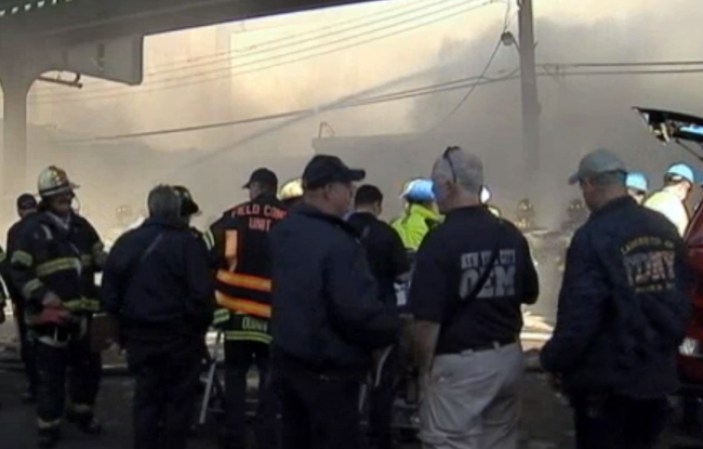Autoridades logran apagar un fuego infernal en el Bronx que dejó una devastadora perdida a negociantes del área.