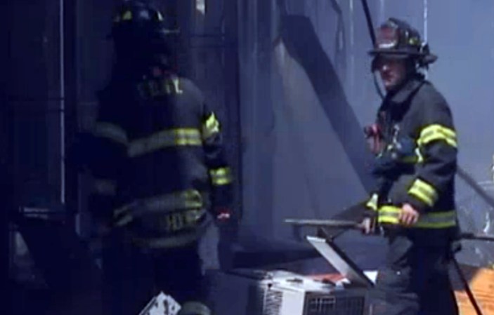 Autoridades logran apagar un fuego infernal en el Bronx que dejó una devastadora perdida a negociantes del área.