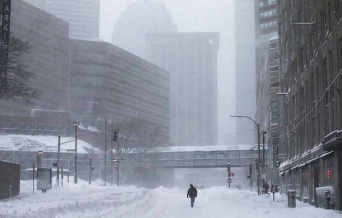 Efectos de una poderosa tormenta en el área tri-estatal de Nueva York, que dejó a su paso más de un pie de nieve.