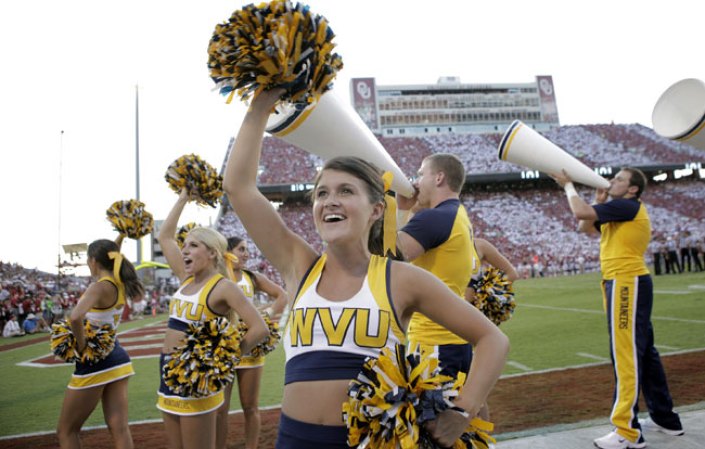 Las porristas de la NFL y del "football" universitario asombran con su belleza y su energía.