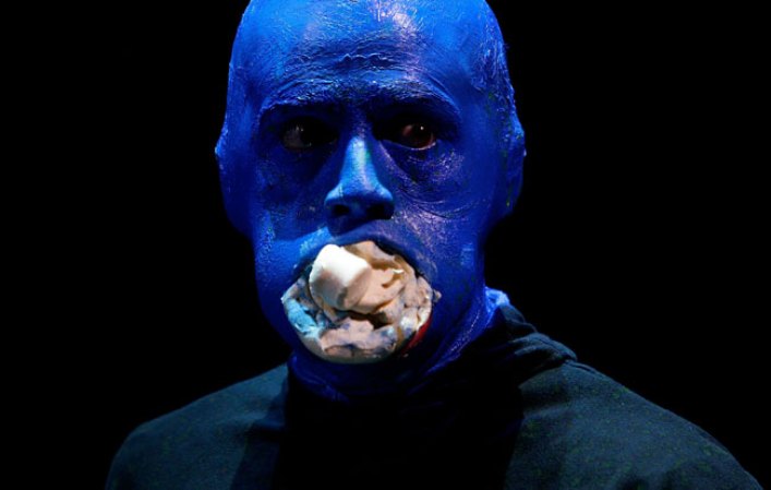 Un miembro del Blue Man Group asombra a todos durante una rueda de prensa sobre el show en Sydney, Australia.
