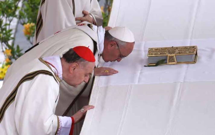 VATICAN CITY, VATICAN - MARCH 31: Pope Francis arrives at St. Peter's square prior to delivering his first 'Urbi et Orbi' blessing from the balcony of St. Peter's Basilica during Easter Mass on March 31, 2013 in Vatican City, Vatican. Pope Francis delivered his message to the gathered faithful from the central balcony of St. Peter's Basilica in St. Peter's Square after his first Holy week as Pontiff. (Photo by Franco Origlia/Getty Images)