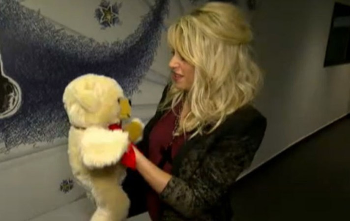 La cantante fue obsequiada por el presentador Wolfram Kons, de RTL, con un osito de peluche para su bebé.