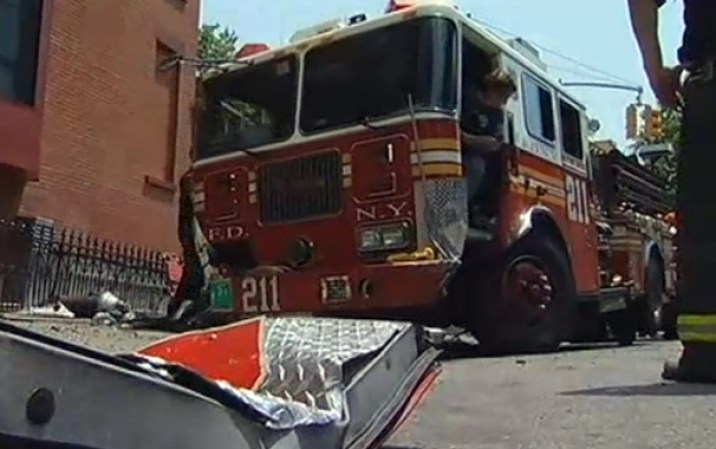 Al menos tres miembros del cuerpo de bomberos de la ciudad resultaron heridos durante un accidente vehicular en Brooklyn.