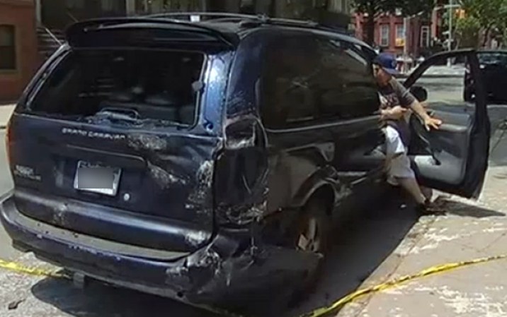 Un camión de bomberos y otro auto chocaron entre la calle Hewes y la avenida Marcy, en Williamsburg.
